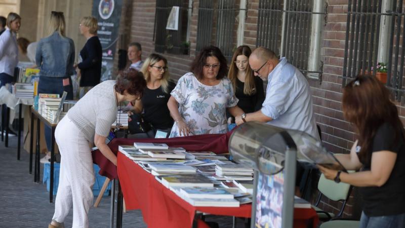 A 96. Ünnepi Könyvhét minden generáció számára gazdag és élményekkel teli programokat kínál, ahol a könyvek világában való barangolás mellett számtalan különleges esemény és találkozó várja az érdeklődőket.