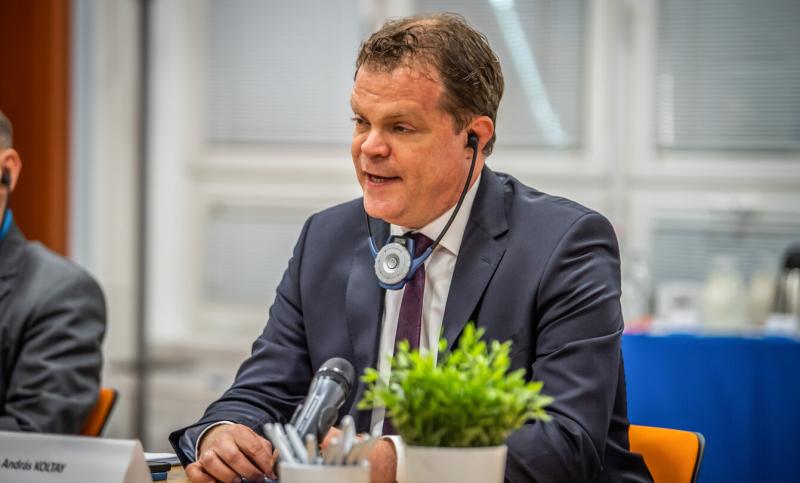 Kábítószerrel kapcsolatos tartalom miatt büntette meg a Médiatanács a kormányhoz közeli rádiót – derült ki a Media1 cikkéből.