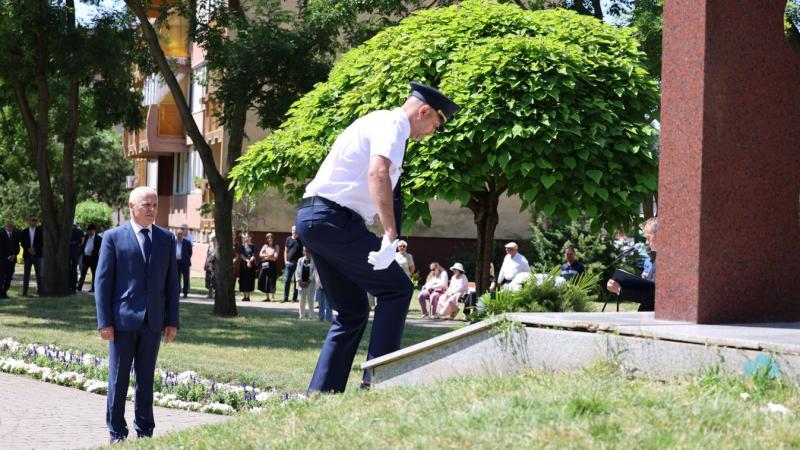 Holokauszt: Nyíregyháza történetének sötét időszaka

A holokauszt nem csupán a múlt fájdalmának egyik legszörnyűbb fejezete, hanem Nyíregyháza történelmében is egy olyan időszak, amely mély nyomot hagyott a város közösségében. E sötét időszak alatt sok ár