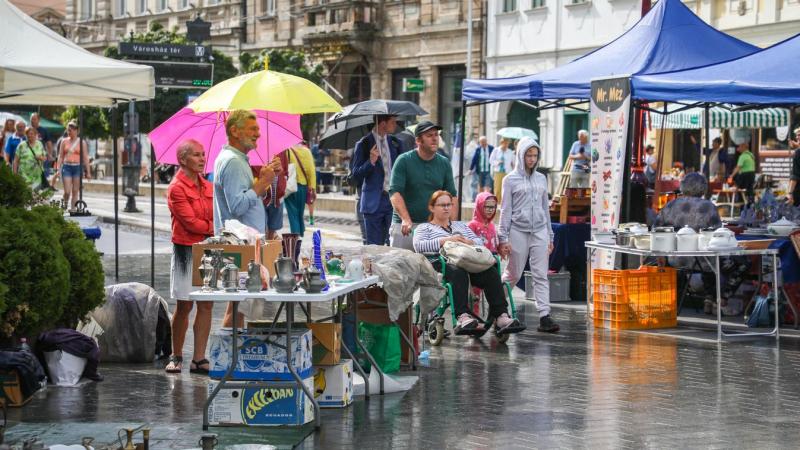 Az eső sem szegte kedvét a Miskolci Régiségvásár lelkes látogatóinak – íme néhány pillanatkép!