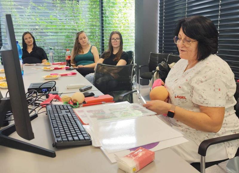 Az anyatej jelentősége kiemelkedő szerepet játszik a csecsemők fejlődésében és egészségében. Nem csupán tápláló, hanem egyedülálló immunvédelmet is nyújt, amely segít a kisbabák szervezetének a betegségekkel szembeni védekezésben. Az anyatej gazdag vitami
