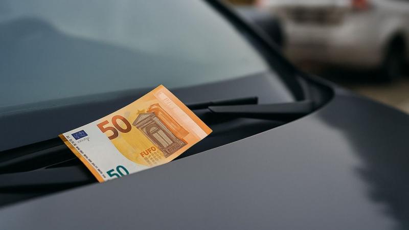Lenyűgöző módszer: pénz a szélvédőn – búcsúzz el az autódtól a nyaralás idejére!