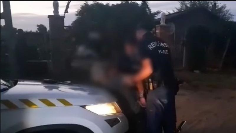 Debrecenben egy férfit bántalmaztak és kiraboltak. A rendőrség gyorsan reagált az esetre, és azonnali intézkedéseket hoztak. A hírről készült fotók és videók is napvilágot láttak.
