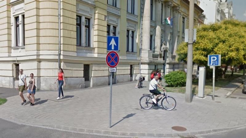 Bár ott áll Nyíregyházán, mégsem érintik.