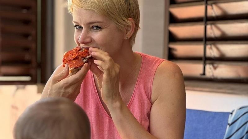 Osvárt Andrea: a nemzetközi hírű művésznő, aki gyermeke kezét fogva vezeti be őt az élet csodákkal teli világába.