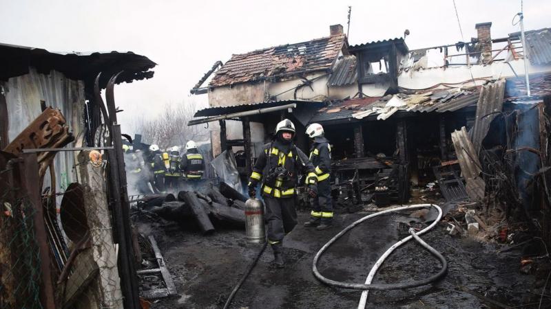 Komló városában sötét árnyak borultak egy családi házra, amely teljesen leégett. Az épület hamuvá vált, és csak a füstölgő romok emlékeztetnek a hajdani otthonra. Az éjszaka csendjét csak a tűzoltók sürgése-forgása törte meg, ahogy megpróbálták megfékezni