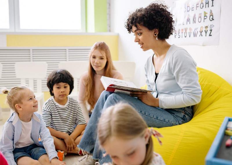 A diploma valóban fontos tényező az óvónői pályán, de nem csupán ez határozza meg a szakember értékét. Az óvónők munkája sokkal inkább a szenvedélyükben, elkötelezettségükben és kreativitásukban rejlik. A tudás mellett a gyermekek iránti szeretet és a ját