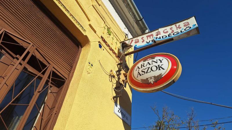 A város ikonikus helyszíne, a Vasmacska vendéglő mostantól zárva tart, így bármelyik gasztronómiai kalandor számára nyílt lehetőség nyílik, hogy felfedezze a helyet, ami eddig sokak szívét elnyerte.