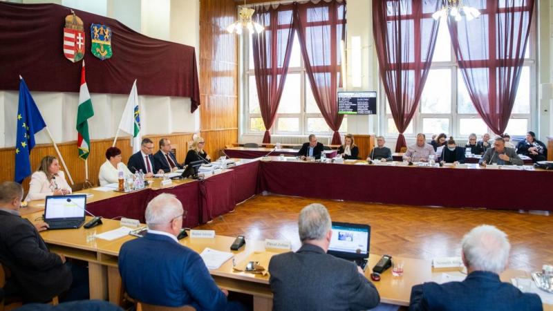 Egy bizottság megszüntetéséről döntöttek, és a döntés egyhangú támogatást kapott.