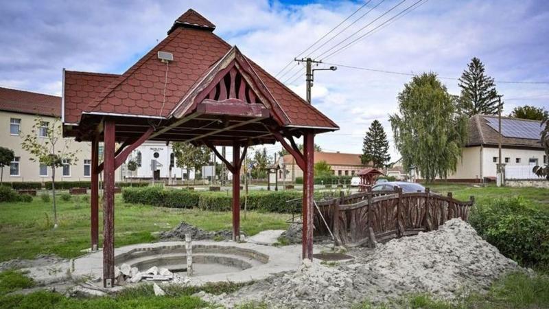 HAON - A híres Hajdú-Bihar megyei artézi kút, amely már 123 éve hűen szolgálja a vidék vízigényét, most elapadt. E különleges kút messze földön ismert, és sokak számára a régió szimbólumává vált.