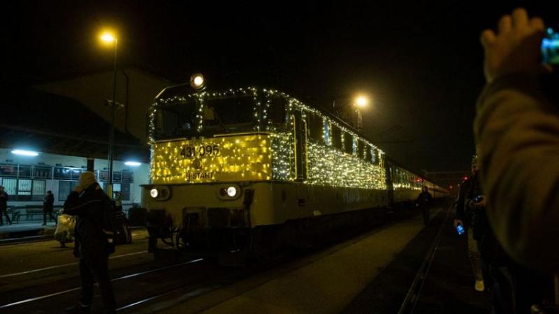 Ezt mindenképpen érdemes látnod! Kecskemét városába egy varázslatos karácsonyi fényekkel díszített mozdony érkezett, amely igazán különleges látványt nyújt. | Magyar Nemzet