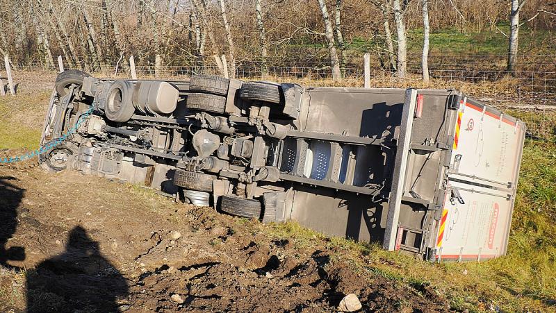 A kamion áthasított a szalagkorláton, majd drámai módon felborult az M5-ös autópályán.