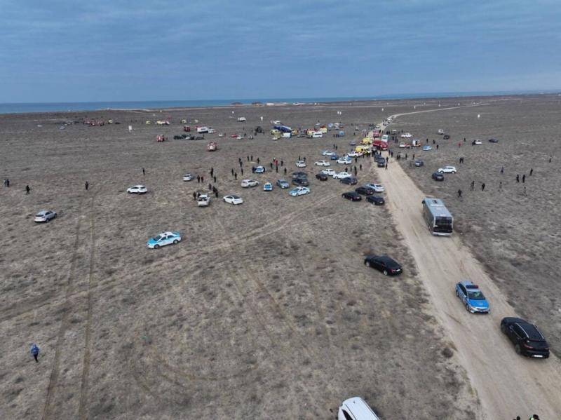 Madarak az égen, köd gomolyog, egy váratlan robbanás hangja hallatszik, és a GPS jelek zűrzavara... Mi lehetett az oka annak, hogy az azeri utasszállító a földbe csapódott?