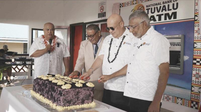 Tuvalu - Funafutiban hatalmas csokitorta díszítette az első ATM-ek bevezetését ünneplő rendezvényt.