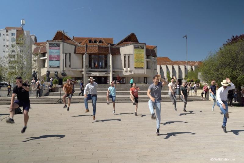 Civil ruhás néptáncosok varázsolták el a Színház teret | Székelyhon