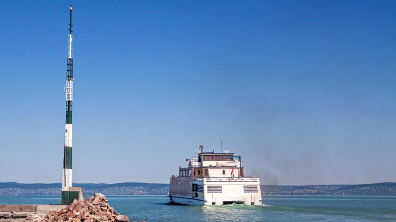 Fedezd fel a Balaton varázslatos vízfelületét egy újabb hétvégén, hiszen számos kikötő várja azokat, akik a hajókázás élményére vágynak. A Házipatika friss hírei szerint most még több lehetőség közül válogathatunk, hogy felfedezzük a tó körüli gyönyörű tá