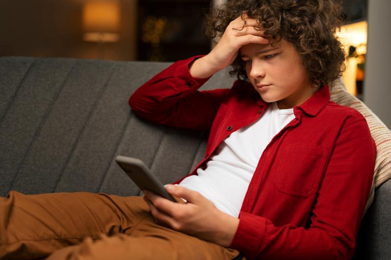 iPhone-vészjelzés! Egy újonnan felfedezett vírus miatt milliárdok adatai kerülhetnek veszélybe – a szakértők komoly figyelmeztetést tettek közzé a súlyos biztonsági rés kapcsán! | szmo.hu