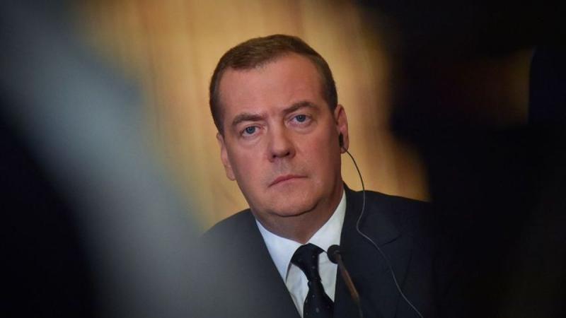 Medvegyev figyelmeztető hangvételű üzenetet intézett, amelyben kijelentette: 
