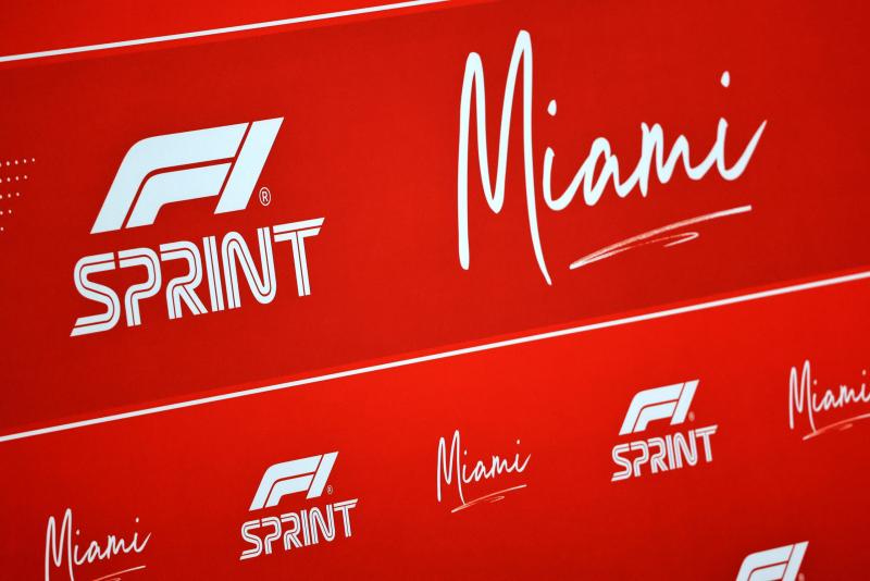 Miami Nagydíj - Sprint versenyrács | M4 Sport

A Miami Nagydíj izgalmaival teli hétvégéje a sprint versenyráccsal folytatódik, ahol a pilóták gyorsaságának és ügyességének határait feszegetik. Az M4 Sport közvetítésében nyomon követhetjük a legnagyobb nev