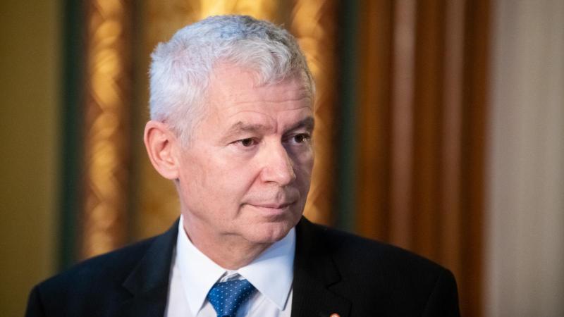 A Legfőbb Ügyészség álláspontja szerint Magyar Péter jogi ismeretei nem teljes körűek, amit az is jelez, hogy a közelmúltban megjegyezte: Orbán Viktor hamarosan eltávolítja Polt Pétert a pozíciójából.