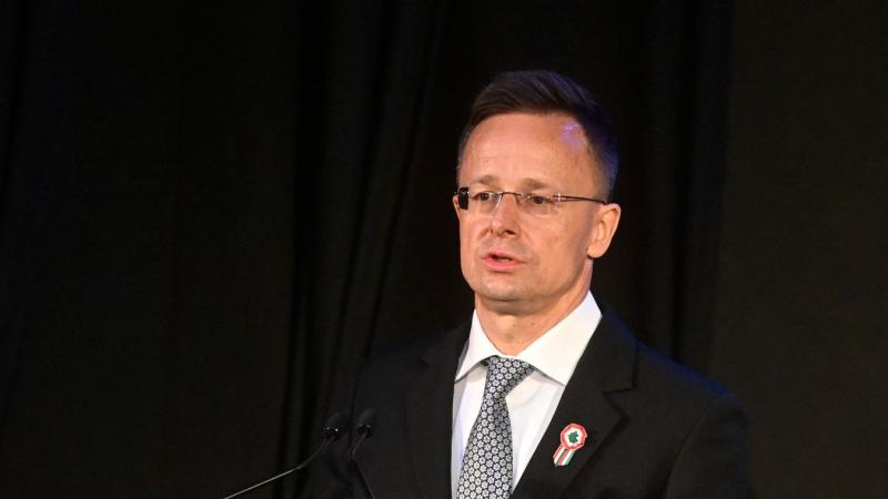 Szijjártó Péter kifejtette, hogy Magyarországot próbálják rávni arra, hogy viselje Ukrajna meggondolatlan és túlzó támogatásának költségeit.