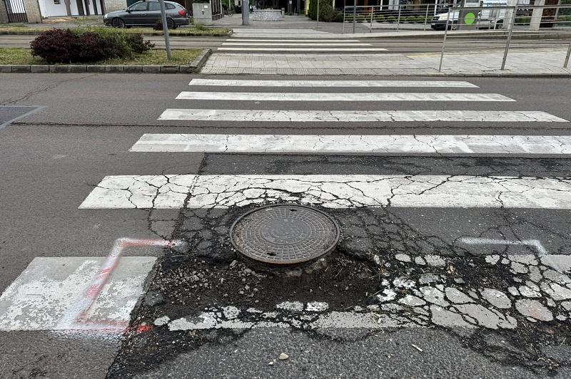 Miskolc városában egy figyelemfelkeltő látvány fogadja az arra járókat: egy 17 centiméter mély és egy méter hosszú kátyú tátong az úttesten. Ez a veszélyes mélyedés nemcsak az autósok, hanem a gyalogosok számára is komoly kockázatot jelent, hiszen könnyen