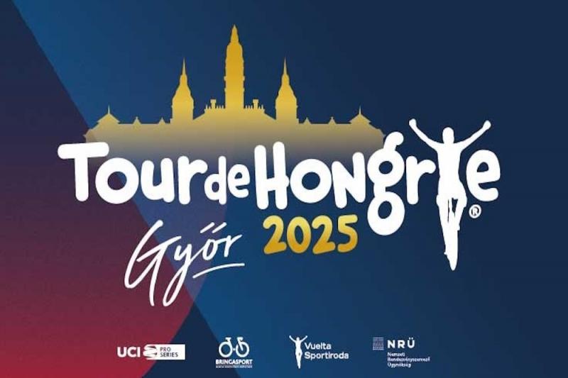 A 125 éves Győri Városháza impozáns épülete előtt érkeznek meg a 100 éves Tour de Hongrie versenyzői, hogy megmutassák tehetségüket és kitartásukat a város szívében.