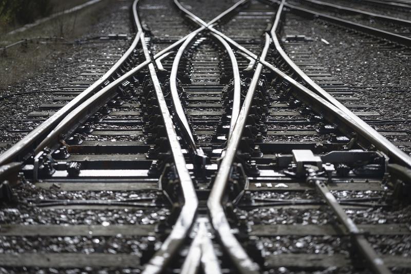 A kormány úgy döntött, hogy visszaállamosítja a vasúti szolgáltatásokat, miután elegük lett a magánszektor nyerészkedéséből és a rendszeres késésekből. A céljuk, hogy javítsák a közlekedés minőségét és megbízhatóságát, ezzel is biztosítva a lakosság kénye