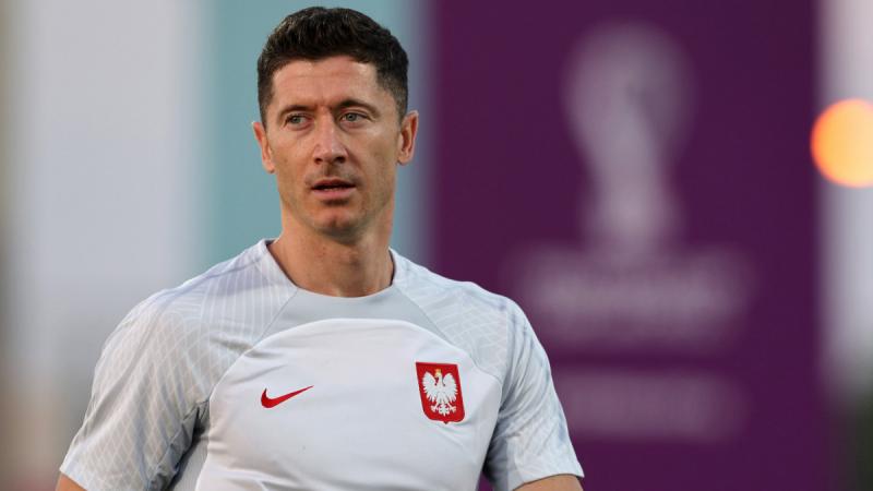 Botrány robbant ki a lengyel futball világában! Lewandowski, a csapat ikonikus támadója, úgy döntött, hogy lemond a válogatottságról, miután súlyosan megsértették. A helyzet sokkolta a szurkolókat és a szakértőket egyaránt, hiszen Lewandowski nemcsak a le