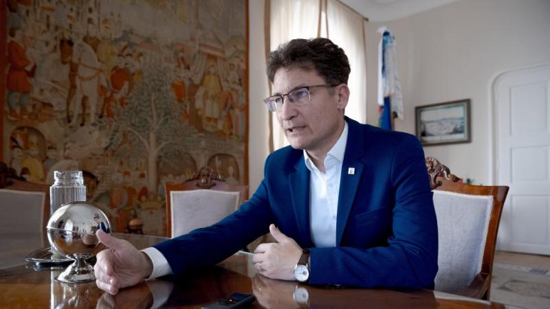A kormányszóvivő bocsánatot kért Cser-Palkovics Andrástól, amiért a politikai viták során túlságosan is panaszkodónak bizonyult.