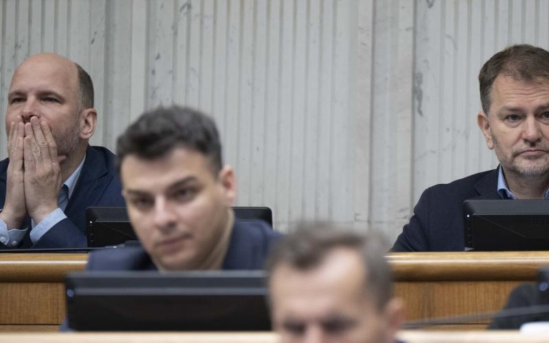 Grendel Gábor véleménye szerint fontos, hogy az ellenzék ne adjon alibit a kormánypártok számára. Az alibi fogalma itt arra utal, hogy az ellenzék ne legyen passzív vagy gyenge, hanem aktívan álljon ki álláspontjai mellett, és ne engedje, hogy a kormány h