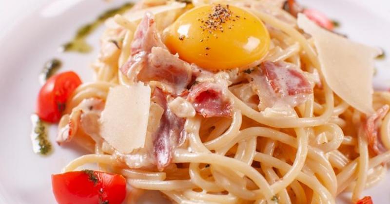 Ettől az egyszerű trükkből válik igazi ínycsiklandó élménnyé a carbonara – garantáltan mindenki a tányérjára kéri majd a következő adagot!