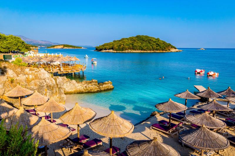 Fedezd fel Albánia varázslatos tengerpartjait, ahol a karibi hangulat és a mediterrán szépség találkozik! Az ország legelbűvölőbb strandjai között barangolva garantáltan felejthetetlen élményekben lesz részed! A Startlap Utazás bemutatja azokat a helyeket