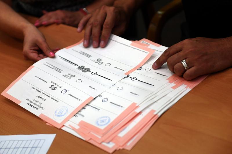 Az Országgyűlés megszavazta, hogy a jövőbeni választási kampányok során korlátlan pénzügyi forrást lehet felhasználni hirdetésekre, így megszűnik a költségkeret korlátozása. | szmo.hu
