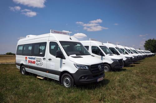 Elektromos iskolabuszok a Temes megyei települések számára

A Temes megyei települések számára egy új és izgalmas lehetőség nyílik meg az elektromos iskolabuszok bevezetésével. Ezek a környezetbarát járművek nemcsak a diákok biztonságos és kényelmes száll