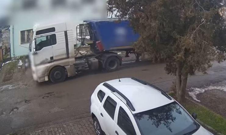 Eger városában különös esemény történt: egy kamion önállóan vágott neki az útnak, sofőr nélkül. Az útja azonban nem tartott sokáig, mivel egy vasúti oszlop állította meg. A szürreális pillanatot videóra is rögzítették.