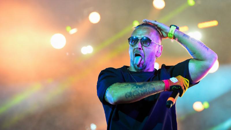 Majka szarkasztikus stílusban üzent Donald Trumpnak, egyedi és figyelemfelkeltő módon. A rapper szavaival kihívta a volt elnökot, és humoros csavarral tette mindezt, megfűszerezve a mondandóját a sajátos iróniájával. Az üzenet célja, hogy felhívja a figye