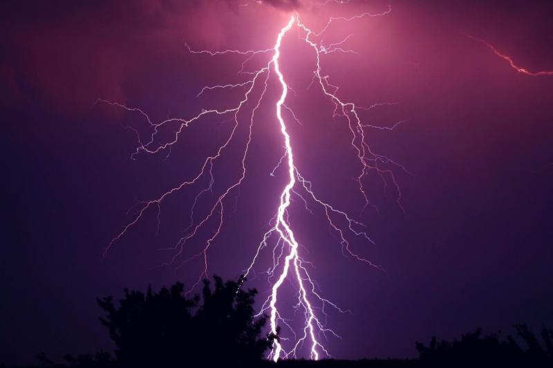 Az elmúlt napok viharainak hátterében meteorológiai jelenségek sorozata állt. A hirtelen jövő szélsőséges időjárás a légköri frontok kölcsönhatásának eredményeként alakult ki, amelyek különböző hőmérsékletű és páratartalmú levegőmasszák ütközéséből szárma