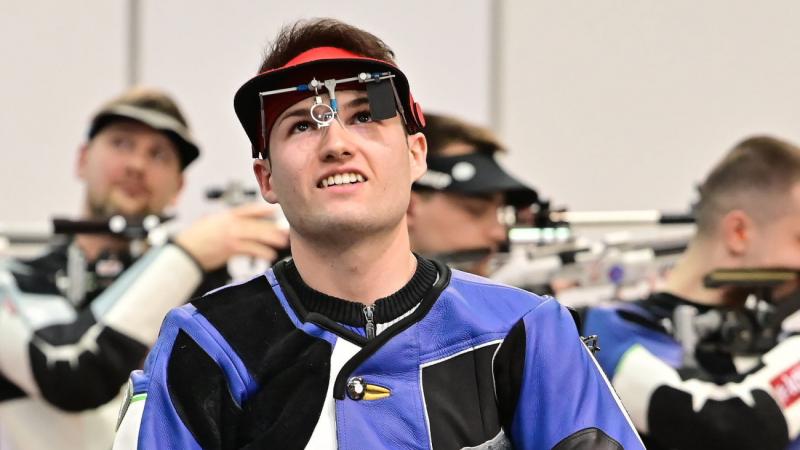 Péni István, a sportág kiemelkedő tehetsége, Európa-bajnoki címet szerzett, ezzel nemcsak a versenytársak, hanem a szurkolók szívét is meghódítva.