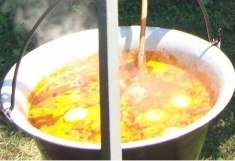 Készítsd el a saját ízlésed szerint a savanyú káposztás babgulyást füstölt húsokkal! Ez a különleges étel gazdag ízvilágával és laktató teltességével biztosan elvarázsol. A savanyú káposzta frissessége és a füstölt húsok karakteres aromája tökéletes harmó
