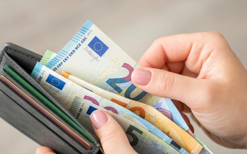A minimálbér 919 euróra nő – sokan úgy vélik, ez még mindig nem elegendő.