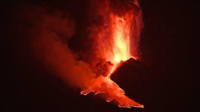 Az Etna vulkán ismét aktívvá vált, és lávaárak törtek ki a hegy oldalán. Az esemény nem csupán a helyieket, hanem a tudományos közösséget is izgatottan tölti el, hiszen a vulkán tevékenysége mindig új lehetőségeket kínál a geológiai kutatások számára. A k