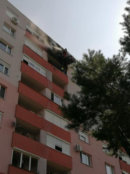 Kigyulladt egy lakás Nagymegyeren, és az eset következtében öt ember szenvedett füstmérgezést.