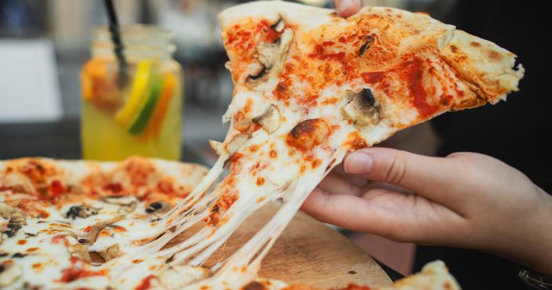 Egy étteremben, ahol pizzát szolgáltak fel, 85 vendég került kórházba.