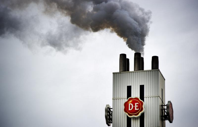 Meglepetés a gazdasági világban: a Dr Pepper döntése, hogy felvásárolja a Douwe Egberts márkát, felkavarta a kedélyeket. Az üzlet mögött álló hatalmas összegek igazi szédítő magasságokba emelkednek, ami új dimenziókat nyithat meg a kávé- és üdítőiparban. 
