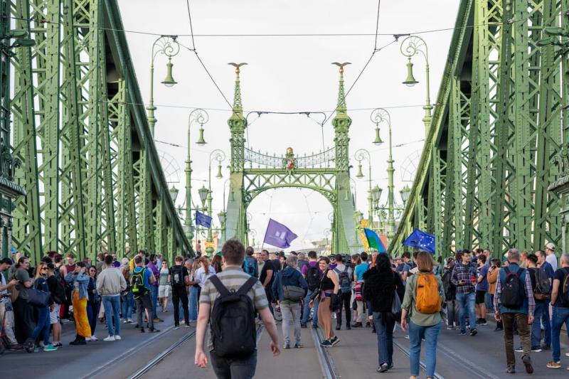 Tízezer forintos pénzbírságot róttak ki arra a tüntetőre, aki egy áprilisi hídfoglalás során véletlenül megütött egy rendőrt.