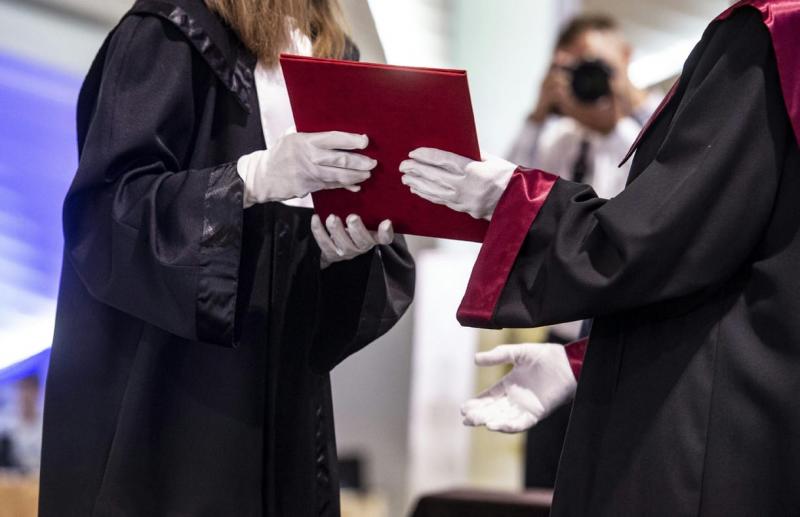 Nálunk a diploma megszerzése a legnagyobb lehetőségeket rejti, ugyanakkor egy másik adat tükrében a kormány szégyenkezésre kényszerülhet.