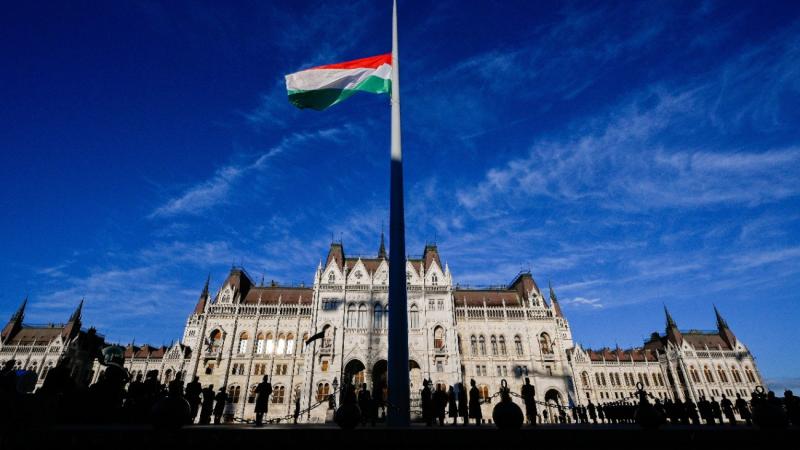 Egység és megosztottság – e kettősség jegyében emlékeztek meg a parlament falai között az Aradi vértanúkról. A történelmi események árnyékában állva, a képviselők mély tisztelettel idézték fel a hősök bátorságát és áldozatát, miközben a közös emlékezet és