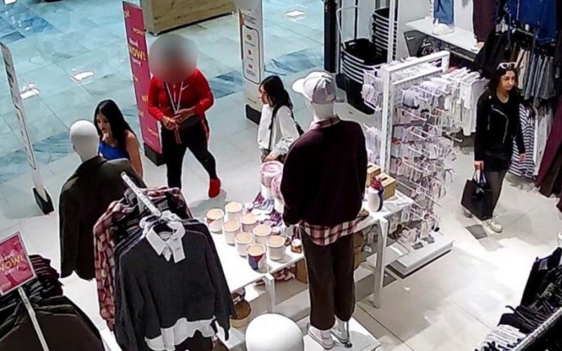 Az üzletből értékes ruhák tűntek el, és a rendőrség most a tolvajok nyomában van. A hatóságok mindent megtesznek, hogy kézre kerítsék az elkövetőket.