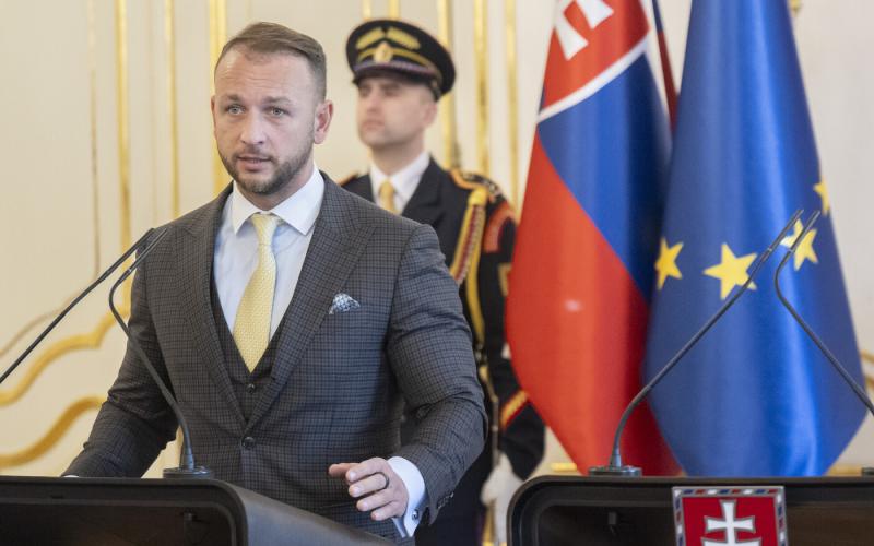 A Hlas párt kiáll a 13. nyugdíj védelme mellett, míg a KDH a kormányt a pazarlás vádjával illeti.